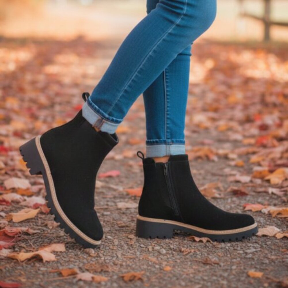 Santorini NEW Size 7 Black Suede Side Zip Chunky‎ Heel Lug Sole Ankle Boot